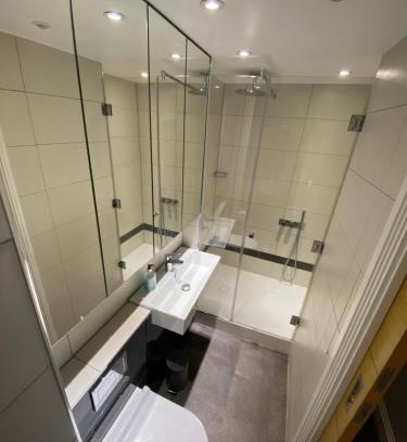 West Kensington Apartamento | Chic 1BD Flat wPatio - 2 Mins from Baron's Court!