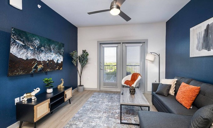 Lewisville Apartamento | Chic 1BD: Pool, Gym & Efficient Workstation Area
