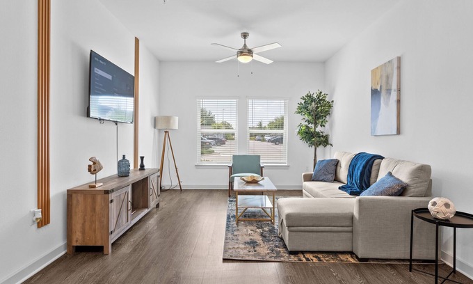 Arlington Apartamento | Chic 1BR Apt King Bed/Pool/Gym/Close 2 Beach
