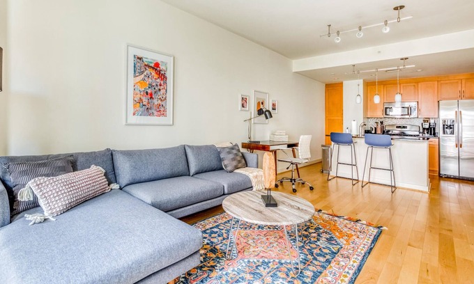 Clarendon Apartamento | Chic 1BR in Arlington near Metro, Gym + Pool