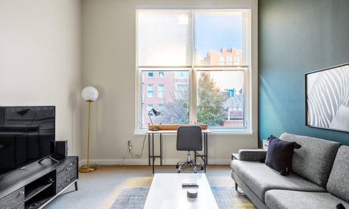 Penn Quarter Apartamento | Chic 1BR in Penn Quarter w/ Pool + large garden, near metro by Blueground