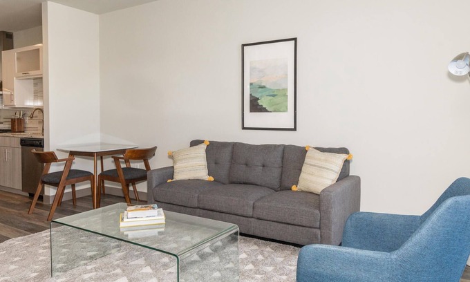 Burlington Apartamento | Chic 1BR in The Huntington Near Tech Corridor