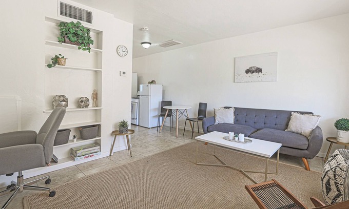Governmental Mall Apartamento | Chic 1BR, mins to ASU downtown Phoenix + Workspace