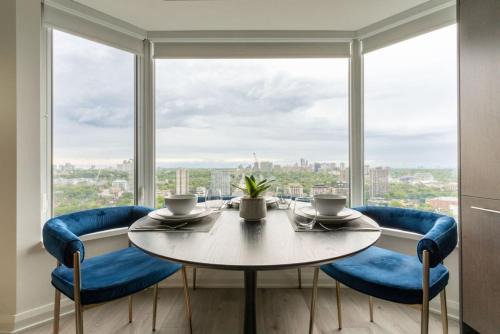 Bloor-Yorkville Casa | Chic 1BR plus Den Condo Near ROM and CN Tower