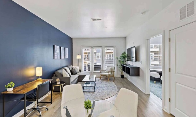Cherry Apartamento | Designer 1BR 5 Min to DT | Gym W/D Free Parking