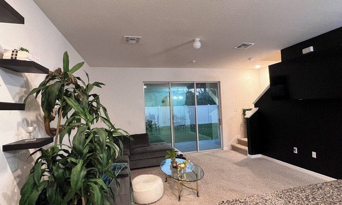 Bloomingdale Casa | Elegante casa adosada de 2 dormitorios y 1,5 baños en una comunidad segura