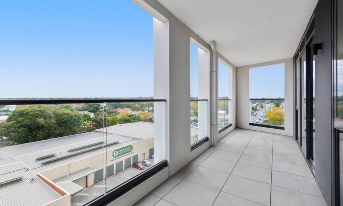 Alphington Apartamento | Chic 2-Bed by Natural Trails with Pool & BBQ