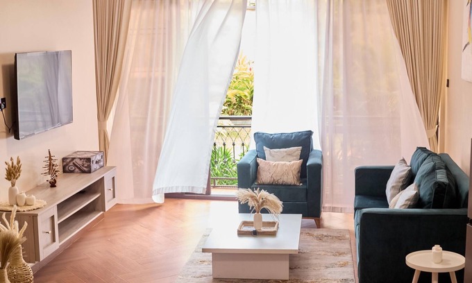 Kampala Apartamento | Chic 2-bedroom apartment with WiFi, AC in awesome Bwebajja 003
