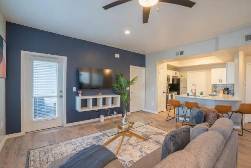 Encanto Apartamento | Chic 2BD - Midtown - Gym, Pool, W-D, Parking - Sleeps 8