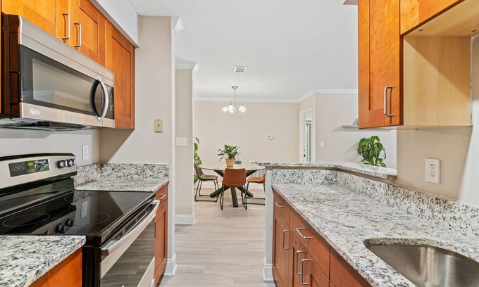 Lindbergh Condominio | Chic 2bdr/2bath Urban Retreat - ATL Prime Location with free parking