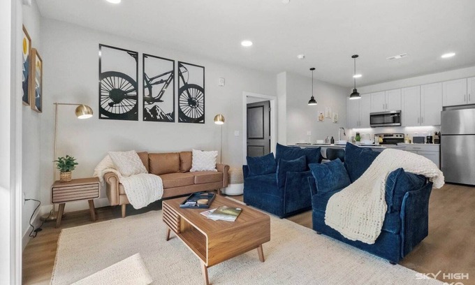 Rogers Apartamento | Chic 2BR/2BA Apt. Near UARK, Trails, AMP & Top Golf + Heated Pool + Workspace