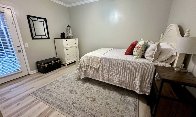 Blue Ridge Manor Condominio | Chic 2BR/2BA Condo - Ideal Derby Weekend Escape!