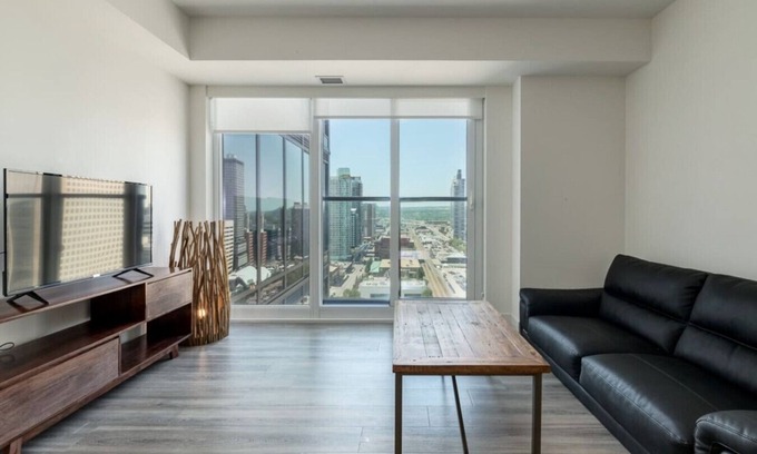 Connaught Condominio | Chic 2BR Beltline Apt with Skyline Views and Patio