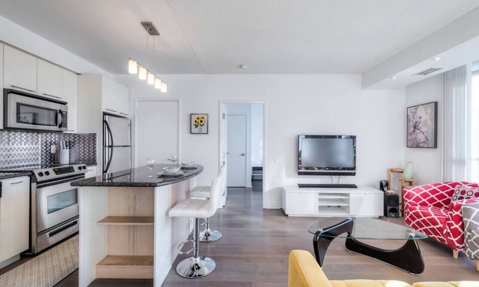 Church and Wellesley Condominio | Chic 2BR Condo w/ City Views, Balcony & WiFi