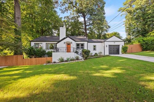 Church Street Casa | Chic 2BR Downstairs Unit - Fenced Yard Grant Park