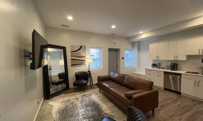 North Lawndale Apartamento | Chic 2BR Haven: Minutes from Downtown & Medical District