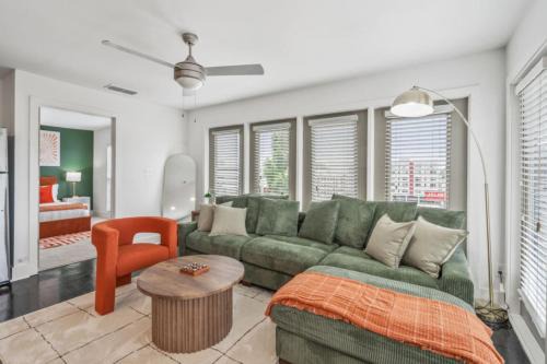 Reynoldstown Apartamento | Chic 2BR King Bed Balcony Krog Market Steps to Beltline