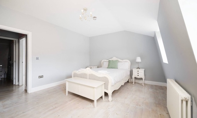 Camberwell Green Apartamento | Chic 2BR London home where comfort meets style