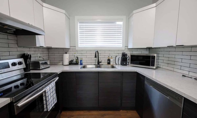 Grande Prairie Apartamento | Chic 2BR Suite Smart TV Free WIFI Parking