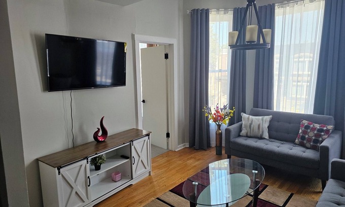 Woodlawn Apartamento | Chic 3-bedroom apartment with WiFi, AC in welcoming Chicago