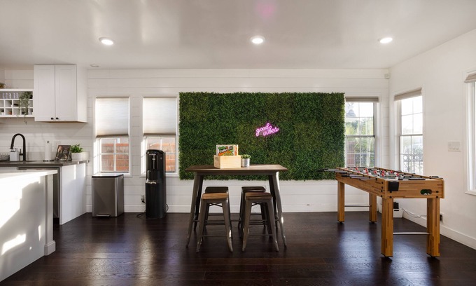Hawthorne Casa | Chic 3BR/2BA Oasis + PacMan & Foosball - Sleeps 8 - Minutes to LAX + Beach +SoFi