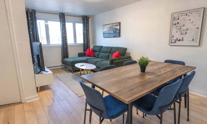 Laval-des-Rapides Apartamento | Chic 3BR 5 Beds 5min walk to Metro Free Parking