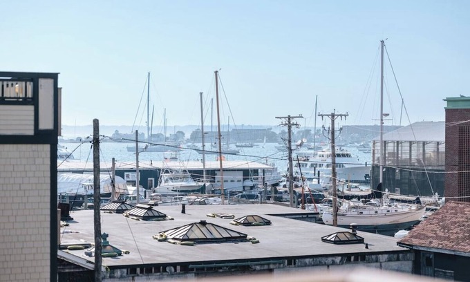 Yachting Village Apartamento | CHIC 3BR Ap. on Thames St deck free parking