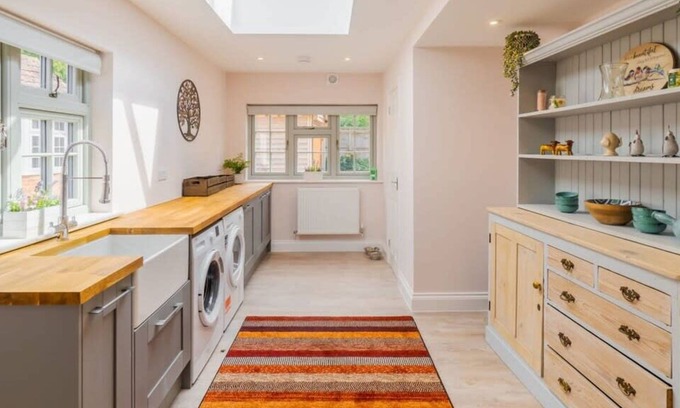 Maidenhead Casa | Chic 6-Bed Getaway, Private Drive, Near Windsor
