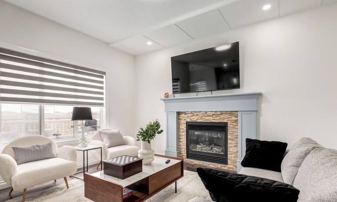 Evanston Casa | Chic 9-Bed Oasis Jacuzzi AC BBQ Fireplace