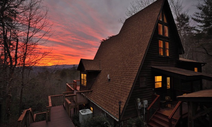 Brevard Chalet De Esquí | Chic A-Frame Cabin with Stunning Views