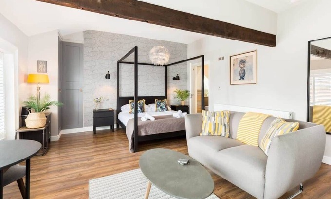 Warrington Apartamento | Chic and central studio apartment with parking