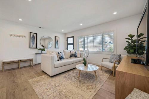 North Whisman Casa | Chic and Comfy Home in the Heart of Silicon Valley