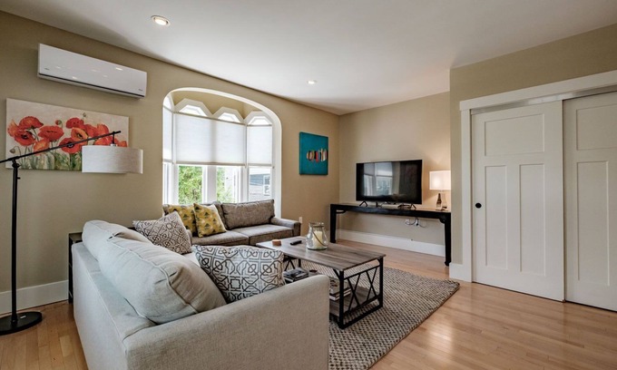West End Condominio | Chic and Historic West Ender