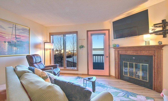 Bayfield Condominio | Chic and Modern Beach Front Condo with Lake Views