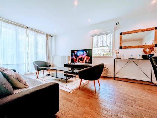 Clamart Apartamento | Chic and spacious apart with parking and garden