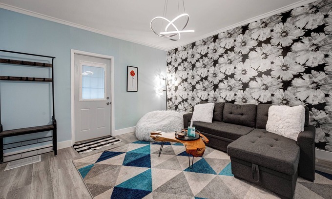 Wicker Park Casa | Chic and Spacious Bi-level 3BD in Bucktown!