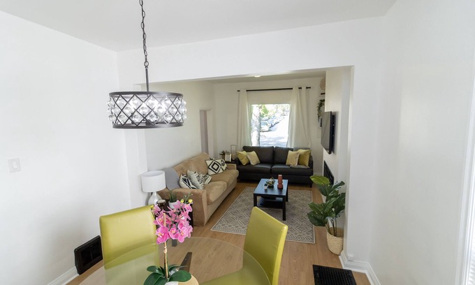 Winnipeg Casa | Chic and stylish 2 bedroom house in Winnipeg