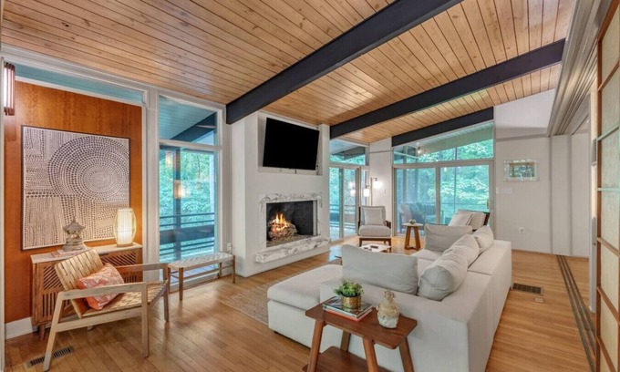 Chapel Hill Casa | Chic Asian-Mid Century Home
