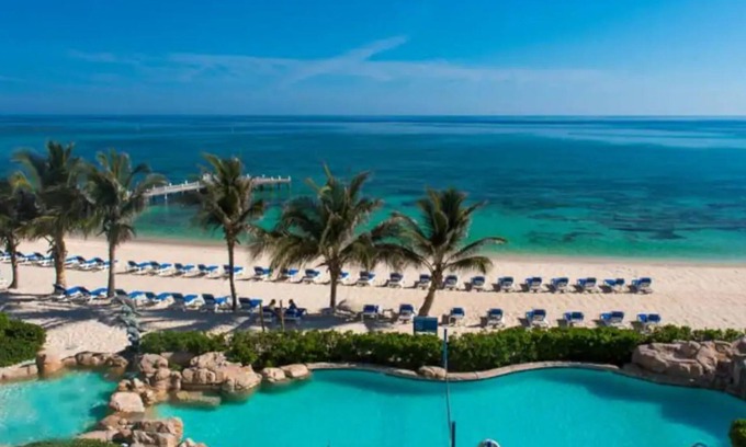 Colliers Bay Apartamento | Chic beach front studio with fitness room, WiFi, king size bed and scenic patio