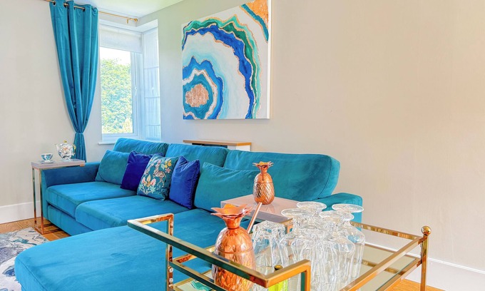 Kew Apartamento | Chic Blue Comfort in Richmond