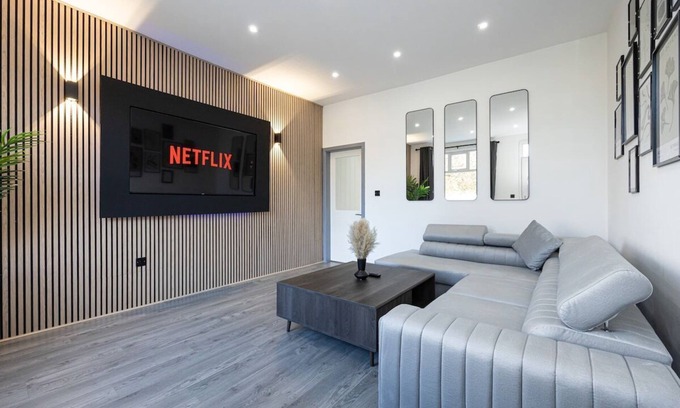 Bolton Casa | Chic Bolton Retreat : 2BR-Deluxe Cinema Experience