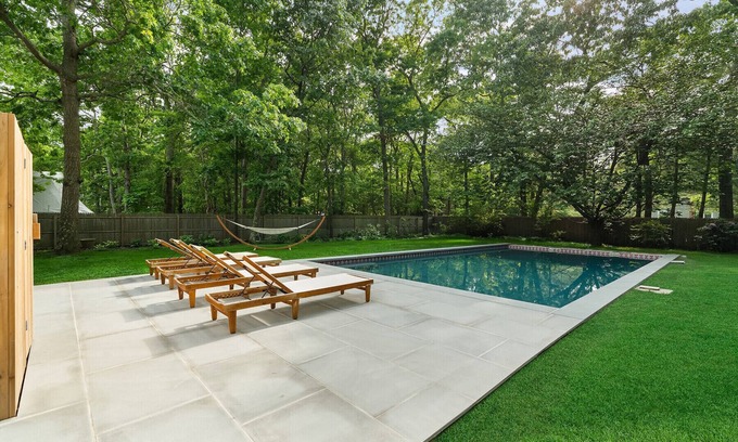 Clearwater Beach Casa | Encantador East Hampton Escape de 5 dormitorios con piscina y acceso privado a la playa de la bahía