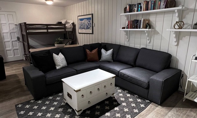 Mammoth Lakes Condominio | Chic, Chamonix Chalet a pie hasta Canyon Lodge, WiFi y cama extragrande