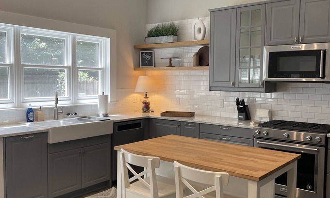 Columbia Heights Casa | Chic Chevy Chase Bungalow, Heart of UK, Easy Trip to Downtown!