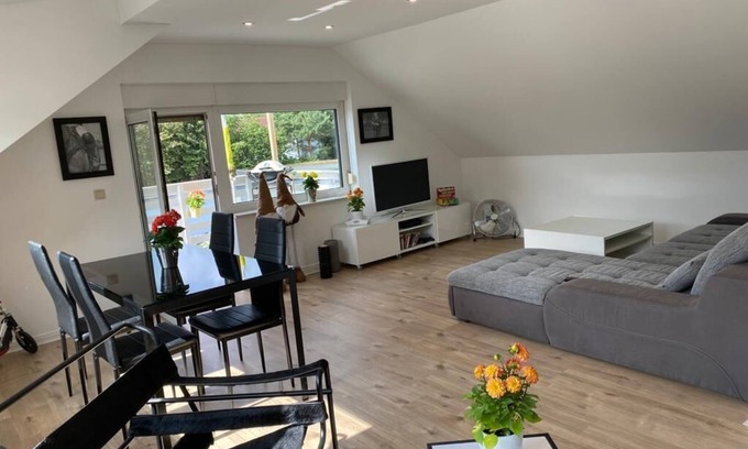 Rhein-Erft-Kreis District Apartamento | Chic child-friendly apartment in Cologne Pulheim with balcony, barbecue, playground