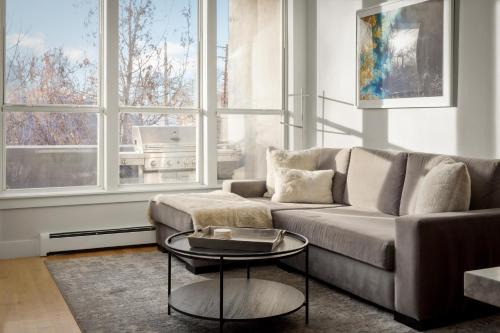 City Park West Casa | Chic City Park Home - Rooftop Deck - Skyline Views