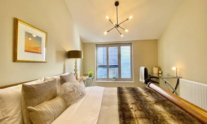Cotham Casa | Chic Clifton Home – inviting décor & outdoor space