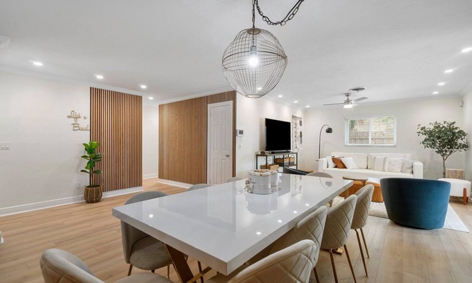 Florida North Atlantic Coast Casa | Chic Coastal - Heated Pool at Request, Near PGA & Everything!