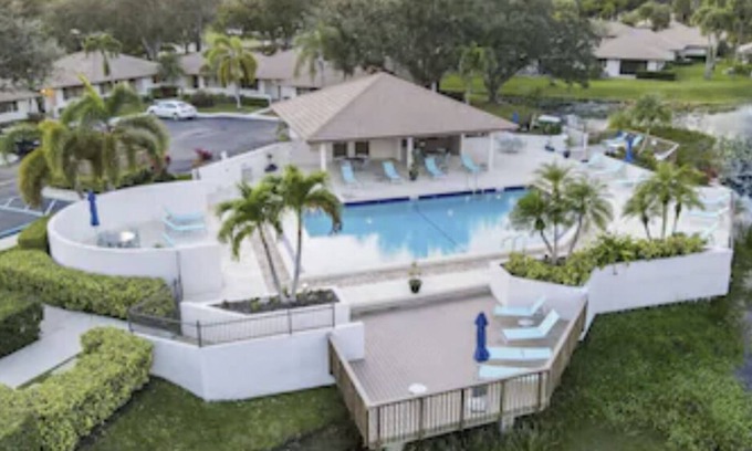 Hunt Club Cabaña | Chic Coastal Cottage PGA National with New Decor Close to Beaches, Golf & More!