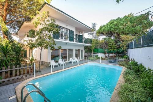 Parede Casa | Chic Coastal Villa Pool, Garden & Beach Vibes